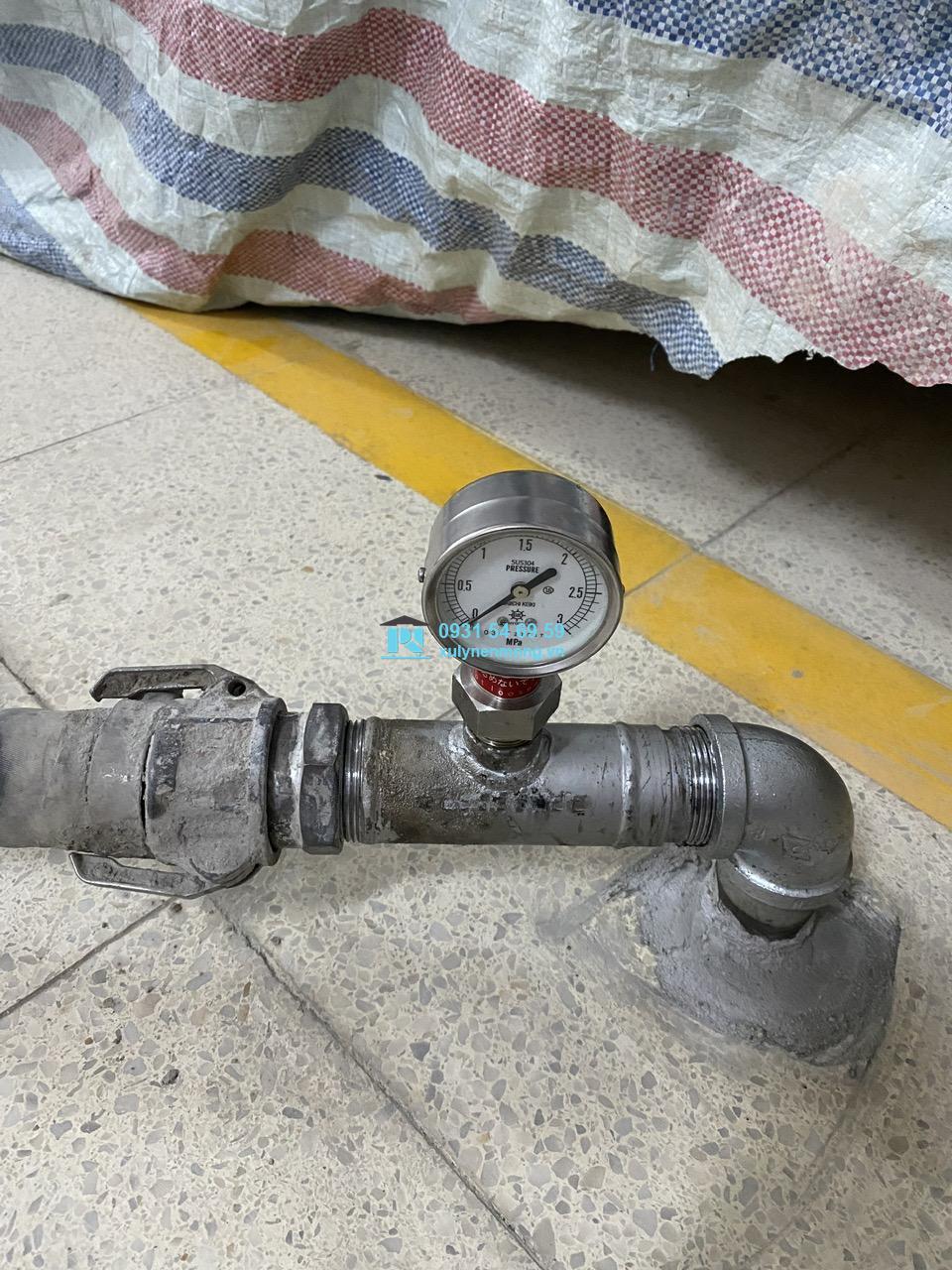 Kỹ sư đang thực hiện điều chỉnh vị trí ống bơm vữa vào nền đất yếu cho dự án xây dựng cầu